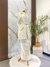 Rekaan baju sanding PUTERI BUNIAN dengan perincian selempang sulam yang memberikan gaya tradisional mewah untuk photoshoot pengantin perempuan