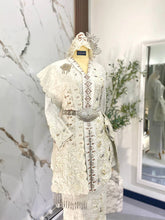 Perincian sulaman pada selempang, sanggul lintang, dan hiasan veil pada baju sanding kebaya off white untuk gambar close-up pengantin perempuan