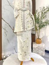 Kualiti tekstur premium fabrik songket 2D warna off white dengan kemasan selempang sulam pada baju sanding PUTERI BUNIAN untuk visual perkahwinan sempurna
