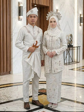 Gambar pasangan pengantin sebenar menggayakan baju sanding PUTERI BUNIAN kebaya songket 2D off white di majlis perkahwinan tradisional melayu