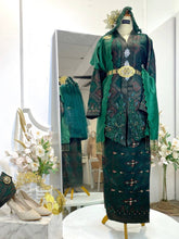 PUTERI GUNUNG LEDANG-Emerald Green Songket Kebaya Wedding Dress with Selempang Sulam (Baju Sanding)-baju sanding tradisional-baju sanding moden-baju sanding muslimah-baju pengantin tradisional-baju pengantin moden-baju pengantin muslimah-sewa baju sanding-sewa baju pengantin-butik baju sanding-butik baju pengantin