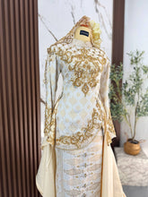Rekaan baju sanding PERMATA dengan selempang sulam biku yang memberikan gaya unik untuk photoshoot pengantin perempuan majlis perkahwinan