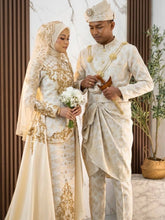 Gambar pasangan pengantin sebenar menggayakan baju sanding PERMATA songket 3D light brown gold di majlis perkahwinan tradisional melayu