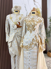Busana pengantin baju sanding PERMATA warna light brown gold dengan aksesori sanggul lintang dan tanjak untuk gaya pengantin melayu moden