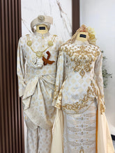 Perincian sulam biku pada selempang dan aksesori tradisional baju sanding PERMATA untuk gambar close-up pengantin perempuan yang memukau