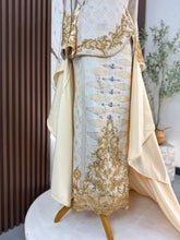 Kualiti tekstur fabrik songket 3D light brown dengan kemasan gold pada baju sanding kebaya moden PERMATA untuk visual perkahwinan sempurna