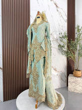 Kualiti tekstur fabrik songket 3D sage green dengan kemasan gold pada baju sanding dua tona QALISYA untuk visual perkahwinan sempurna