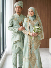 Gambar pasangan pengantin sebenar menggayakan baju sanding QALISYA songket 3D sage green light gold di majlis perkahwinan tradisional melayu