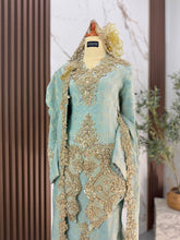 Rekaan baju sanding QALISYA dengan selempang yang memberikan gaya moden untuk photoshoot pengantin perempuan majlis perkahwinan