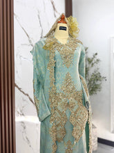 Busana dua tona baju sanding songket 3D sage green untuk keselesaan bergerak sepanjang majlis resepsi perkahwinan hotel atau rumah