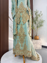 Kualiti tekstur fabrik songket 3D sage green dengan kemasan gold pada baju sanding dua tona QALISYA untuk visual perkahwinan sempurna