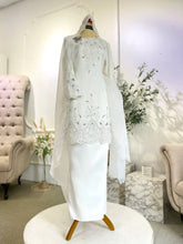 Malay Wedding Attire – Modest Off-White Nikah Look-Off-white Baju Kurung Moden with sulam selempang and groom’s Baju Melayu. Modest, cultural, Syariah-compliant nikah rental for couples.