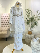 REMBULAN tampil suci & megah dengan Baju Kurung Songket Putih, selempang sulam, dan Kot Raihan—ideal untuk majlis sanding Melayu klasik-PP Signature