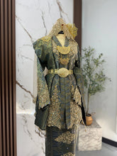 Perincian sanggul lintang dan dokoh rantai pada baju sanding kebaya silver gold untuk gambar close-up pengantin perempuan yang memukau