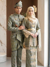 Gambar pasangan pengantin sebenar menggayakan baju sanding kebaya SALMA songket 3D silver gold di majlis perkahwinan tradisional melayu