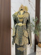 Busana kebaya moden songket 3D silver gold dengan selempang sulam untuk keselesaan bergerak sepanjang majlis resepsi perkahwinan