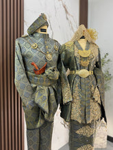Busana pengantin baju sanding kebaya SALMA warna silver gold dengan aksesori sanggul lintang dan tanjak untuk gaya pengantin melayu moden