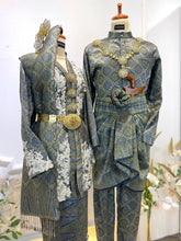 Sewa Baju Pengantin Perak Emas Songket 3D-Baju Sanding Perak Emas Kot Raihan 2-piece-Sewa Baju Pengantin Selempang Sulam-Baju Pengantin Resepsi Songket 3D-Sewa Baju Pengantin Moden Perak Emas-Sewa Baju Pengantin Kot Raihan-Baju Pengantin Songket 3D Sewa-Sewa Baju Sanding Perak Emas Malaysia-Baju Pengantin Resepsi Selempang Sulam-Sewa Baju Pengantin Perak Emas Dekat Saya