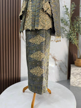 Kualiti tekstur fabrik songket 3D silver gold pada baju sanding kebaya moden SALMA untuk visual perkahwinan yang sempurna dan klasik