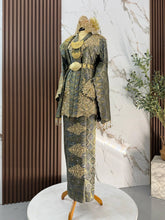 Rekaan baju sanding kebaya SALMA dengan selempang sulam yang memberikan gaya elegan untuk photoshoot pengantin perempuan majlis perkahwinan