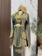Busana pengantin baju sanding kebaya SALMA warna silver gold dengan aksesori sanggul lintang dan tanjak untuk gaya pengantin melayu moden