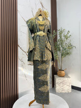 Rekaan baju sanding kebaya SALMA dengan selempang sulam yang memberikan gaya elegan untuk photoshoot pengantin perempuan majlis perkahwinan