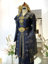 SANTUBONG – Kebaya Songket Navy & Kot Raihan Sanding-Baju sanding navy blue. Kebaya songket 2D dengan selempang sulam & set Kot Raihan lelaki. Sesuai untuk pelamin formal & majlis sanding malam.