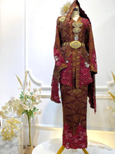 SARIMAH – Kebaya Songket Maroon Emas untuk Majlis Sanding-Baju Sanding Kebaya Tradisional Songket Warna Merah-Sewa Baju Pengantin Sarimah (L&P) Warna Maroon Emas