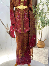 Selempang sulam detail baju sanding kebaya maroon gold pengantin perempuan