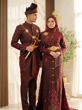 Gambar pasangan pengantin sebenar menggayakan baju sanding SARIYANTI songket 2D maroon burgundy di majlis perkahwinan tradisional melayu