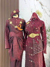 Busana pengantin baju sanding SARIYANTI warna maroon burgundy dengan aksesori lengkap sanggul lintang dan tanjak untuk gaya pengantin tradisional moden