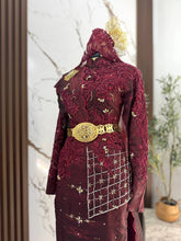 Baju sanding perempuan thai dress maroon burgundy songket 2D dengan keradung sulam biku untuk siluet pengantin yang anggun dan estetik