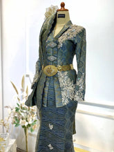 Baju sanding terkini-Sewa baju sanding-Baju kebaya songket tradisional-Baju sanding songket moden-Baju pengantin kebaya songket-Kebaya songket moden untuk sanding-Baju sanding kelabu perak-Songket kebaya sanding elegan-Pakej sewa baju sanding-Baju kebaya songket dengan selempang sulam