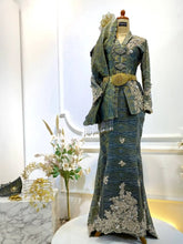 Baju pengantin songket moden-Kebaya songket untuk perkahwinan-Sewa baju pengantin songket-Baju sanding perempuan songket-Baju kebaya dengan selempang-Busana pengantin songket-Baju perkahwinan songket elegan-Baju sanding kelabu perak dan emas-Busana perkahwinan kebaya moden-Kebaya songket untuk majlis perkahwinan