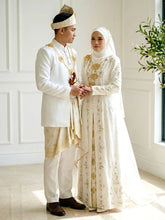 Gambar pasangan pengantin sebenar menggayakan sewa baju sanding SHARIFAH songket off-white gold di majlis perkahwinan tradisional melayu