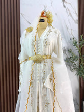 Perincian sulaman pada selempang dan dokoh tradisional pada baju sanding off-white gold untuk gambar close-up pengantin perempuan yang memukau