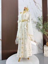 Rekaan sewa baju sanding SHARIFAH dengan selempang sulam labuh yang memberikan gaya unik untuk photoshoot pengantin perempuan majlis perkahwinan