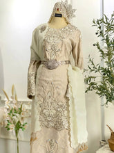 Sri Siantan – Baju Pengantin Champagne Cream-Busana Sanding Tradisional untuk Pasangan Petite