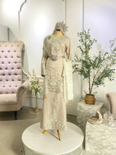 Sewa baju sanding kurung moden cream untuk pengantin petite. Gandingan lembut dengan Kot Raihan lelaki warna champagne.