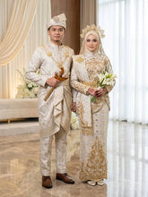 Gambar pasangan pengantin sebenar menggayakan baju sanding SUKMA II songket 3D light yellow di majlis perkahwinan tradisional melayu