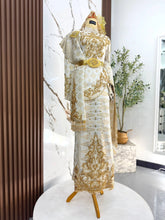 Busana pengantin baju sanding SUKMA II warna light yellow dengan aksesori cucuk sanggul dan tanjak untuk gaya pengantin melayu klasik