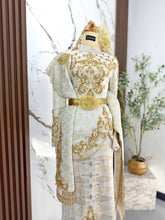 Rekaan baju sanding SUKMA II dengan selempang songket yang memberikan gaya tradisional elegan untuk photoshoot pengantin perempuan majlis perkahwinan