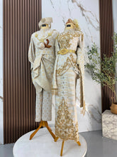 Perincian cucuk sanggul, dokoh rantai, dan bunga tangan pada baju sanding light yellow untuk gambar close-up pengantin perempuan yang segar