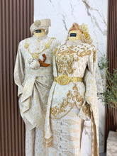Kualiti tekstur fabrik songket 3D light yellow dengan kemasan gold pada kain kurung moden SUKMA II untuk visual perkahwinan sempurna