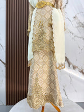 Rekaan baju sanding SURI dengan selempang organdy sulam yang memberikan gaya elegan untuk photoshoot pengantin perempuan majlis perkahwinan