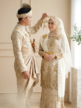 Gambar pasangan pengantin sebenar menggayakan baju sanding SURI songket 3D light gold champagne di majlis perkahwinan tradisional melayu