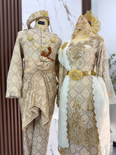 Busana pengantin baju sanding SURI light gold champagne dengan aksesori sanggul lintang dan tanjak untuk gaya pengantin melayu moden