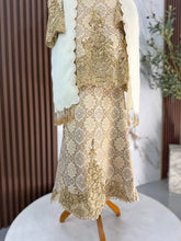 Perincian dokoh rantai dan aksesori tradisional pada baju sanding light gold champagne untuk gambar close-up pengantin perempuan yang memukau