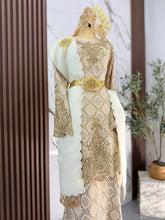 Busana kurung moden songket 3D light gold dengan selempang labuh untuk keselesaan dan visual mewah sepanjang majlis resepsi perkahwinan