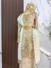 Perincian dokoh rantai dan aksesori tradisional pada baju sanding light gold champagne untuk gambar close-up pengantin perempuan yang memukau